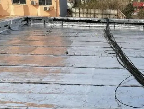平鲁卫生间漏水维修公司分享下平鲁屋面楼顶防水刚性防水层施工要点。